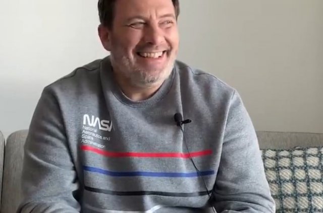 Сергей Минаев разносит рекламный ролик известной сети магазинов за использование песни о наркотиках
