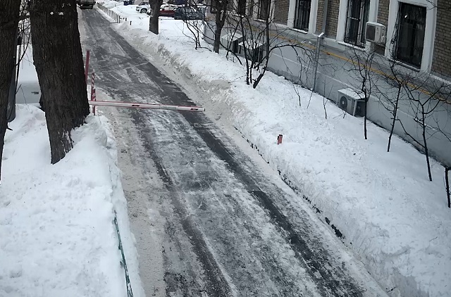 Курьер засмотрелся в навигатор