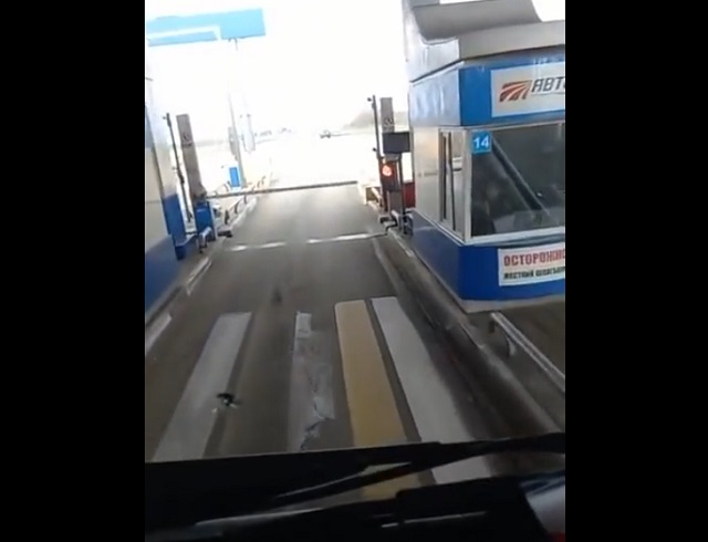 Неловкий эпизод с вручением цветов девушке