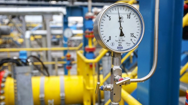 Путин поручил дать директиву Газпрому по переводу контрактов в рубли