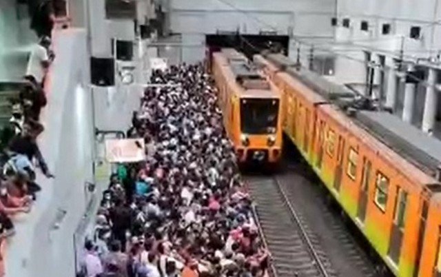 Пассажиры метро в столице Мексики