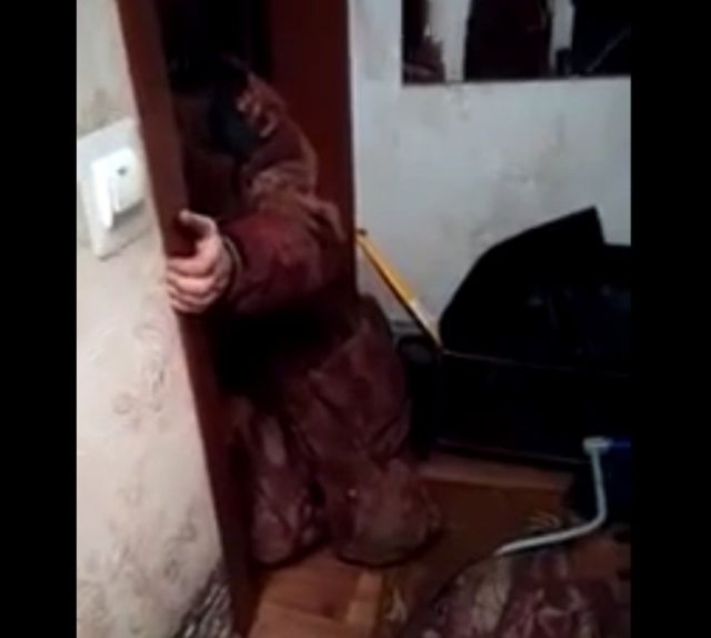 Не очень трезвый муж возвращается с рыбалки
