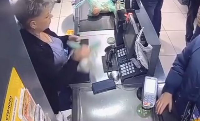 Невнимательный кассир и наглый покупатель