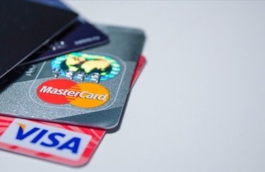MasterCard и Visa приостанавливают деятельность в России