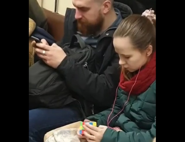 Мужчина в метро мгновенно собрал Кубик Рубика одной рукой