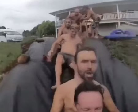 Мужчина никогда, никогда не взрослеет!)