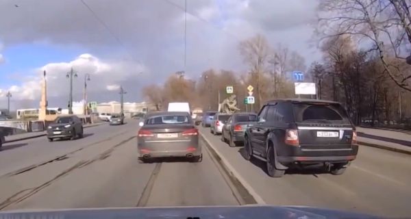 "Ха-ха-ха. Пусть эти лохи в пробке стоят, а я по встречечке поеду!"