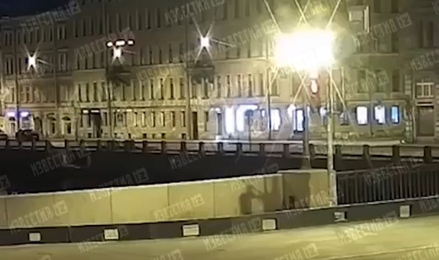 В Санкт-Петербурге автомобиль снес ограждение и вылетел в Фонтанку