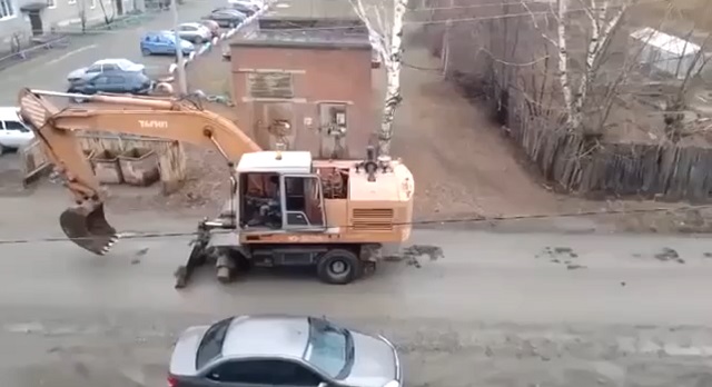 В Свердловской области водитель экскаватора потерял колесо, но продолжил путь