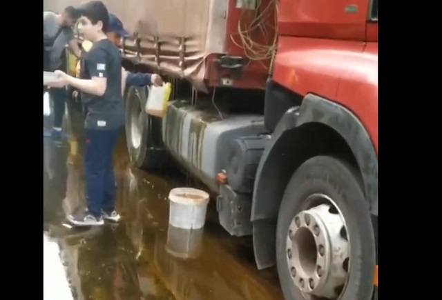 "Сладкая авария" в Ереване: фура с медом попала в ДТП
