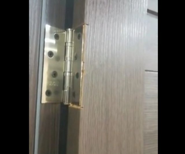 Мастер по установке дверей "отлично" поработал - теперь придется переделывать