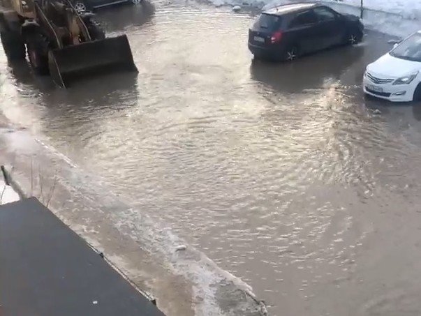 Эффектная уборка лужи в Ноябрьске с помощью погрузчика