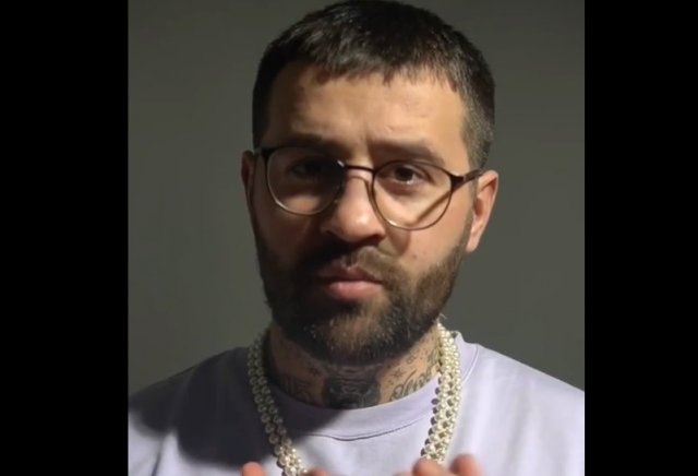 Эксперт на пальцах объясняет, как нужно вести себя с девушками