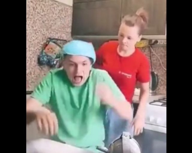 Забавные розыгрыши и реакция на песню Джеймса Брауна "I feel good"