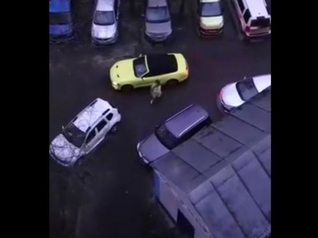 Наказание для наглой и хамоватой автоледи, бросающей машину посреди дороги