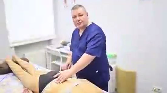 Куда он засовывает свой палец?