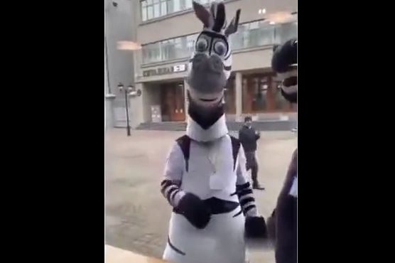 Сидят девчонки такие в кафе, а тут бац...