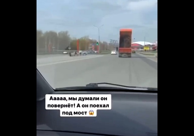 В Кемерово водитель самосвала забыл опустить кузов и врезался в мост