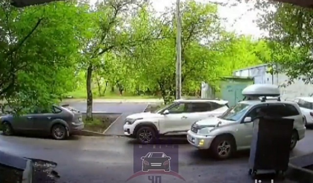 Лучше бы не помогал парковаться