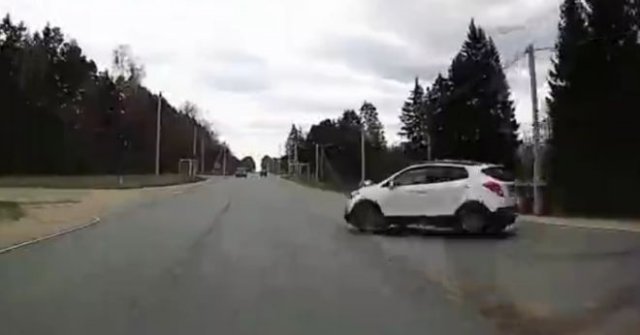 Перевернулся из-за невнимательной автоледи
