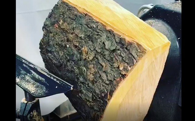 Сотворил из куска дерева крутую подставку