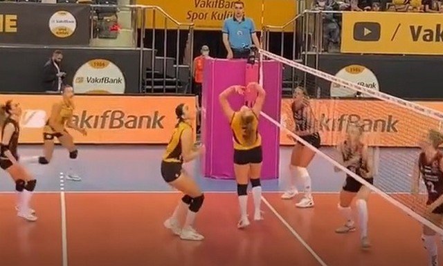 Невероятная и напряженная игра девушек в волейбол