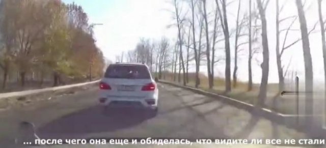 Женщина на "Мерседесе" высаживала людей посреди дороги, а потом обиделась, что ее посмели объехать