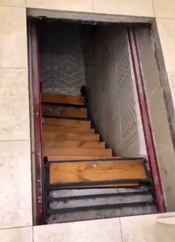 Скрытый лаз в подвал