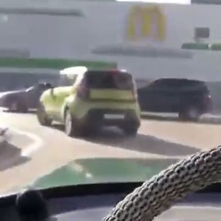В Нижнем Новгороде автоледи избила машину парня и обматерила его отборным матом за звук выхлопа