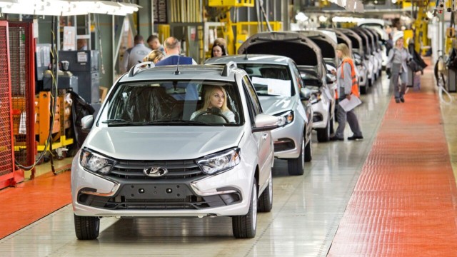 Выпуск легковых авто в России в мае упал на 96,7%