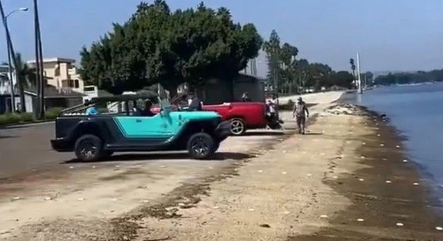 Легким движением руки машина превращается в лодку