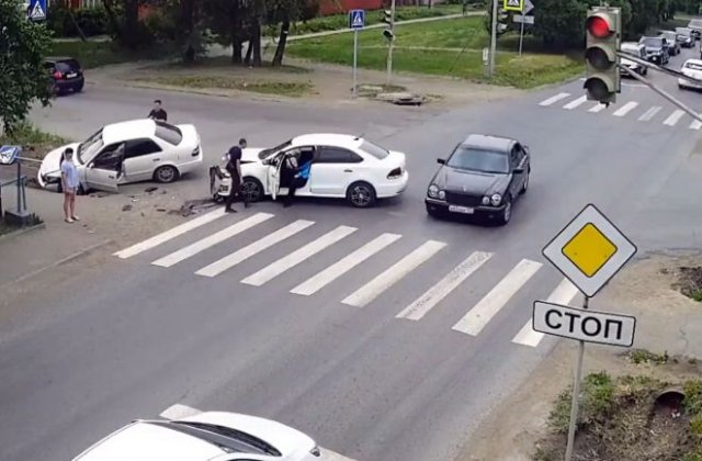 Когда пробуешь проскочить на "желтый"