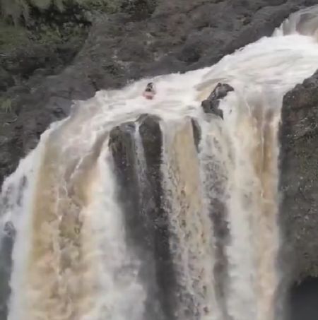 Водопад на Гавайях и безбашенный человек