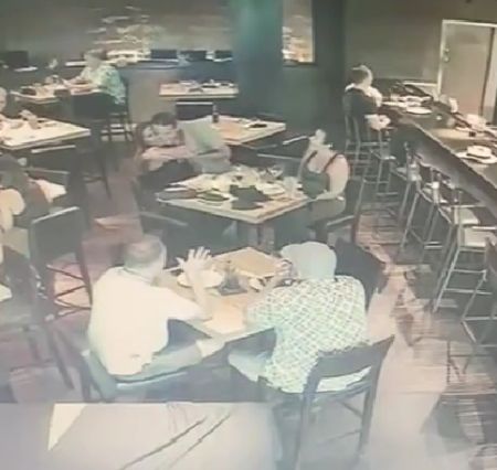 Две тётки пытаются склеить парня