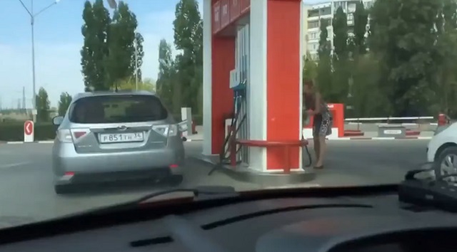 Веселый эпизод на заправке с участием девушек