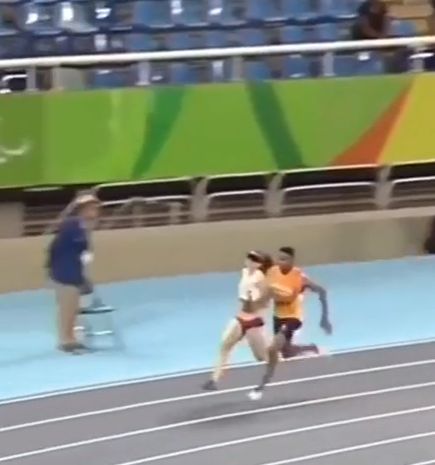 Незрячая спортсменка с проводником побеждает в забеге