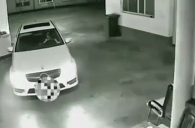 Mercedes купила, а водить научиться забыла