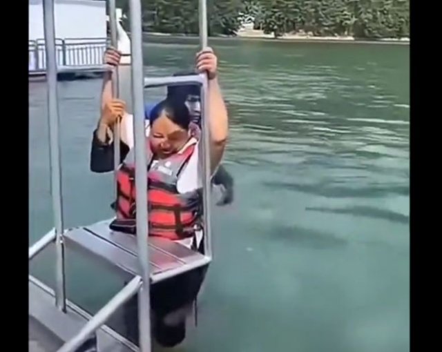 Лишний вес не позволил женщине насладиться полётом на флайборде