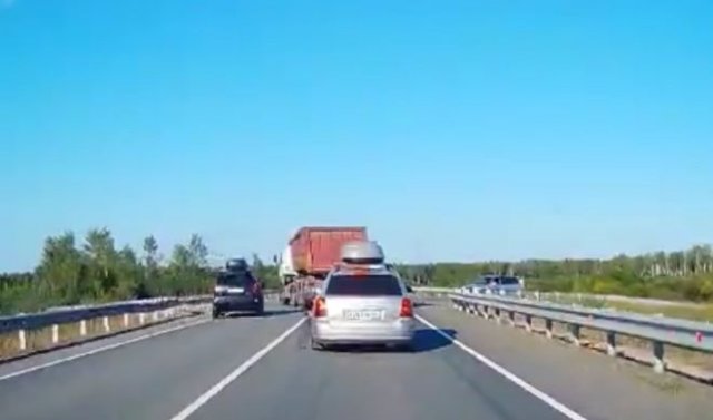 Почему не стоит обгонять на повороте, наплевав на сплошную