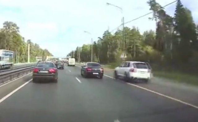 Быстрый обочечник на Porshe устроил аварию
