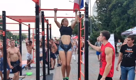 Девушка на спорте