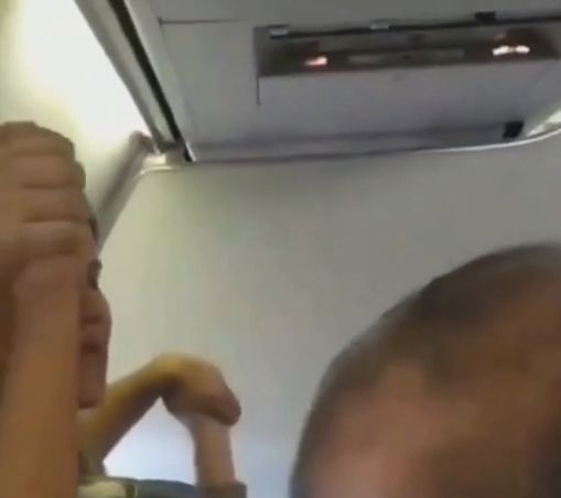 В самолете отказал один двигатель
