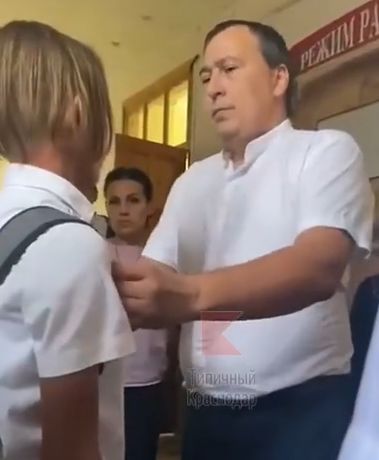 Учитель физики применил силу к 7-класснику