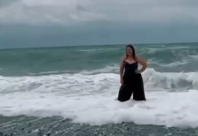 Удачная фотография на фоне моря