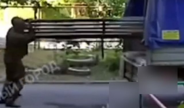 Суровые челябинские бабули отбили свою любимую лавочку у грузчиков