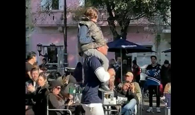 Малыш потерялся на площадке в Аргентине и ему помогли найти папу