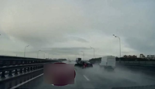 Водитель BMW узнал, что такое аквапланирование