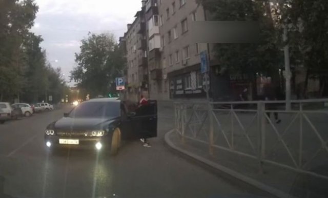 "Я тебе моргала выколю!": Очередное быдло на BMW, стоящее на встречной полосе