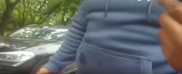Девушка сфотографировала авто с закрытыми номерами