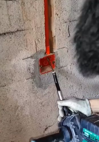 Заводим провода через трубы⁠⁠